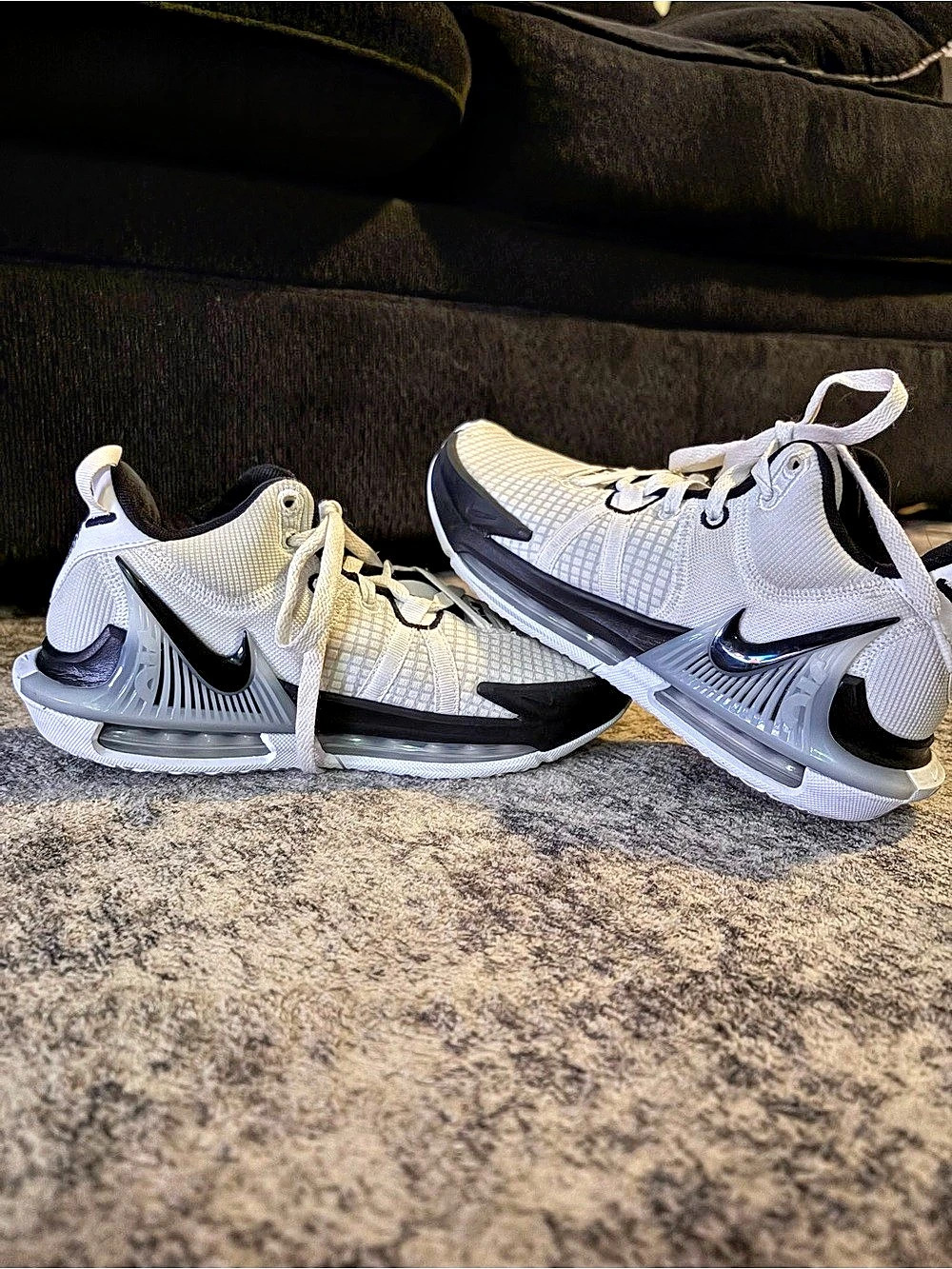 Nike LeBron Witness 7 Basketball Shoes White & Black US 6.5